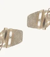 Sandalias de tacón alto color dorado con textura de piel de serpiente, tiras cruzadas en el empeine y pulsera con hebilla en el tobillo.