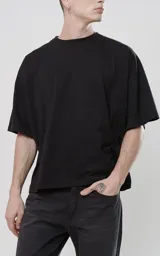 Remera negra de manga corta con calce boxy fit, confeccionada en tejido jersey 24/1 americano.