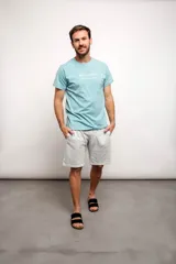Remera verde agua con cuello redondo y estampado con texto en el pecho.