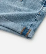 Short de jeans azul claro, estilo mom, tiro alto, con bajo doblado y recortes en los bolsillos.