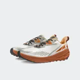 Championes de trail running Altra Experience Wild, color blanco con detalles en gris y naranja.