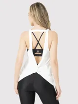 Musculosa deportiva blanca con espalda racerback y tirantes elásticos con logo.