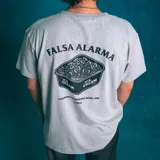 Remera gris con estampado de un pote de helado en el pecho.