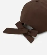 Gorra de sarga color marrón oscuro, con visera curva y un lazo ajustable en la parte trasera.