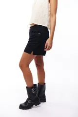 Short negro de algodón con bolsillos laterales y corte a la rodilla.