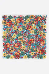 Chal con estampado floral en colores vibrantes sobre fondo claro, confeccionado en modal.
