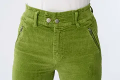 Pantalón de pana verde lima, de tiro alto y corte ajustado.