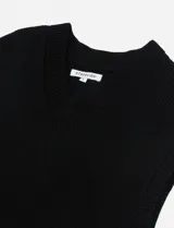 Chaleco negro sin mangas de corte clásico, tejido en punto acanalado.
