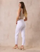 Jegging blanco de tencel con pretina ancha elastizada, bolsillos delanteros simulados, bolsillos traseros aplicados y terminación desflecada en el ruedo.