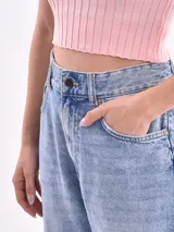 Jean de mujer, tiro alto, color celeste lavado, corte mom fit con piernas rectas y ligeramente holgadas.