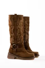 Botas de cuero gamuza color marrón con bordado de llamas en la caña, hebilla metálica y taco cuadrado.