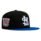 Gorro New Era 59FIFTY color negro con visera plana y logotipo bordado de los St. Louis Cardinals.