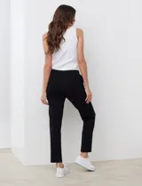 Pantalón jogger blanco de algodón con pretina elastizada.