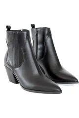 Botines texanos negros de cuero, con puntera afilada, tacón ancho y detalle elástico lateral.