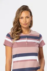 Remera de manga corta con rayas horizontales en tonos rosa, azul y blanco. Presenta cuello redondo y una botonadura frontal con botones personalizados.