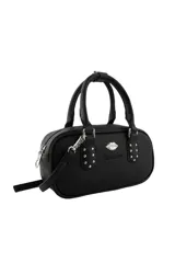 Cartera negra con correa larga regulable y desmontable, doble asa corta, cierre superior y logo de labios plateado. Interior forrado con bolsillos.