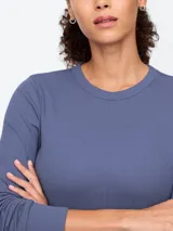 Remera de punto canalé color celeste, con cuello redondo y mangas largas.