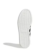 Championes Adidas Barreda de cuero sintético blanco con detalles en negro, suela de goma y puntera de gamuza gris.