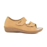 Sandalias color beige con plataforma baja, tiras con recortes triangulares y ajuste con velcro.