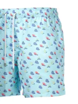 Short de baño celeste con estampado de ballenas en azul y gris. Tiene cintura elástica con cordón ajustable y bolsillos laterales.