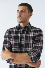 Camisa de viyela roja y azul marino a cuadros, corte slim, con logo bordado, bolsillos con botón y manga larga.