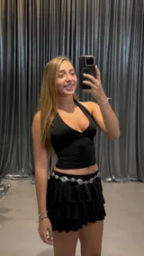 Minifalda negra de tiro bajo con volados.