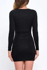Vestido corto negro con glitter, de mangas largas y escote drapeado.