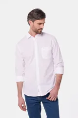 Camisa de lino color beige, de manga larga, con cuello clásico y bolsillo en el pecho.