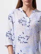 Blusa de algodón estampado marca Dash, con cuello a la base, escote en V y abertura con botones. Tiene un bolsillo en la parte delantera y mangas 3/4 regulables con presilla y botón.