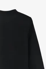 Vestido negro de lana con cuello alto, mangas largas y bajo asimétrico.