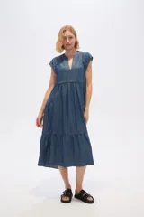 Vestido midi de lyocell color azul denim, con cuello en V, mangas cortas con volados y corte escalonado.