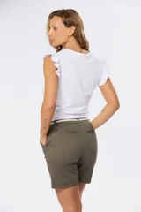 Bermuda color beige con cinturón, bolsillos laterales y confeccionada en algodón con spandex.