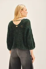 Sweater tejido de algodón color marrón claro, con escote en V y mangas 3/4 amplias.
