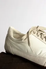 Zapatillas deportivas verde oliva con cordones y suela marrón.