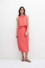 Falda larga color fucsia con estampado floral y cinta para ajustar en la cintura.