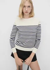 Sweater de lana color crudo con rayas horizontales azul marino, cuello redondo y mangas largas.
