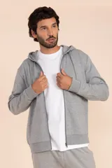 Chaqueta deportiva con capucha gris medio con cierre frontal y cordones ajustables.