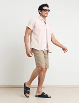 Camisa de manga corta con rayas verticales blancas y grises, cuello abotonado y corte clásico.