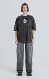 Remera negra con efecto nevado, cuello redondo y mangas cortas. Estampado en la espalda con Mickey Mouse vestido de chef, rodeado de llamas y utensilios de cocina.