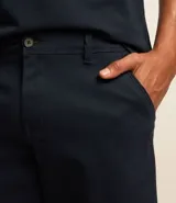Bermuda masculina de corte slim, confeccionada en sarga lisa color blanco. Cuenta con bolsillos laterales, cierre con botón y cremallera, y trabillas para cinturón.