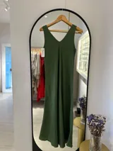 Vestido largo color verde oliva, de lino con escote en "v" en frente y espalda.