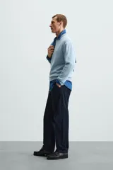 Sweater celeste de punto con cuello redondo y manga larga.