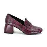 Mocasines negros con textura croco, capellada sintética, punta cuadrada y tacón bajo.