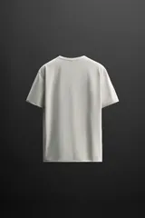 Camiseta deportiva marrón de tejido técnico ligero y elástico con estructura. Cuello redondo, manga corta, costuras planas y logo estampado.
