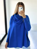 Polerón azul eléctrico de tejido de punto, corte oversize y cuello caído.