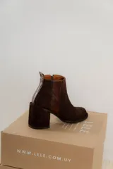 Botas cortas de cuero marrón con elástico lateral y tacón ancho.