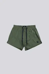 Short de baño color verde militar con cintura elástica y cordón de ajuste con inscripción de la marca.