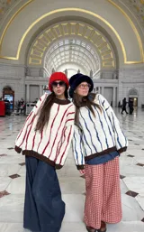 Sweater tejido a mano con lana merino color crudo, con bordado en relieve de rayas rojas tipo cadenas. Puños y cuello en marrón con lurex.