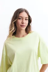 Remera verde lima de corte amplio y mangas cortas.