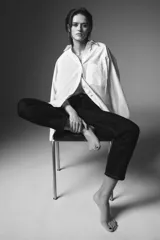 Jeans de tiro medio color beige, corte cigarette, con cinco bolsillos y cierre frontal de cremallera y botón.